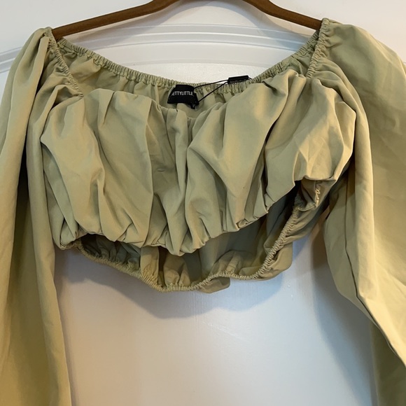 PrettyLittleThing size 6 NWT green long sleeve crop top off shoulder - Picture 2 of 3